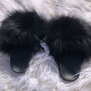 Black extra FUZZY slides💫women 💫sz7